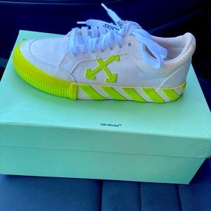Off-White canvas arrow low vulcanized sneaker